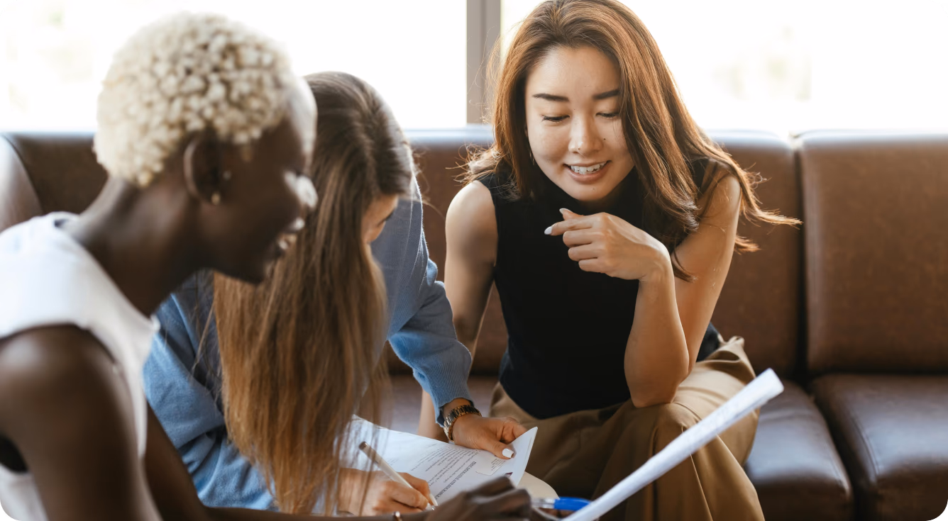 Frauen in der KI bei der Zusammenarbeit