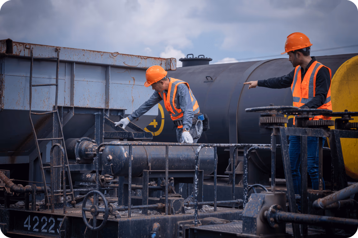 Trabajadores inspeccionando tanques de gas en un tren