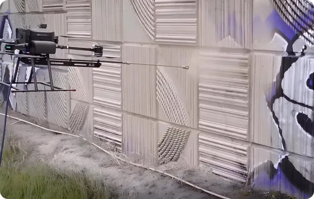 Un drone propulsé par IA nettoyant des graffitis à Seattle, dans l'État de Washington