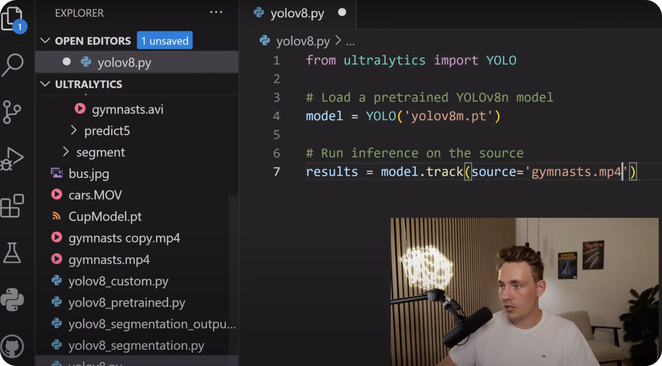 Nicolai Nielsen bei der Demonstration von Objekterkennung und Tracking mit Ultralytics YOLOv8