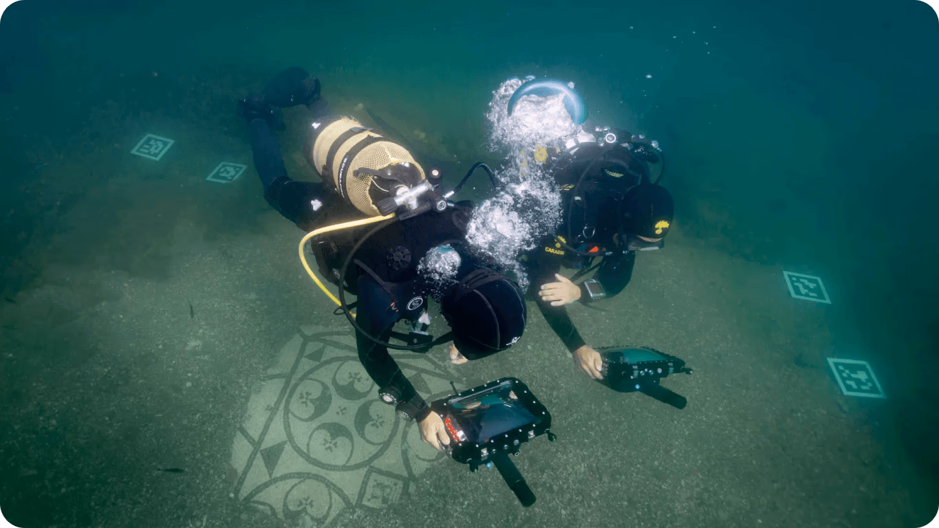 Buzos explorando las ruinas submarinas en Bayas, Nápoles, Italia