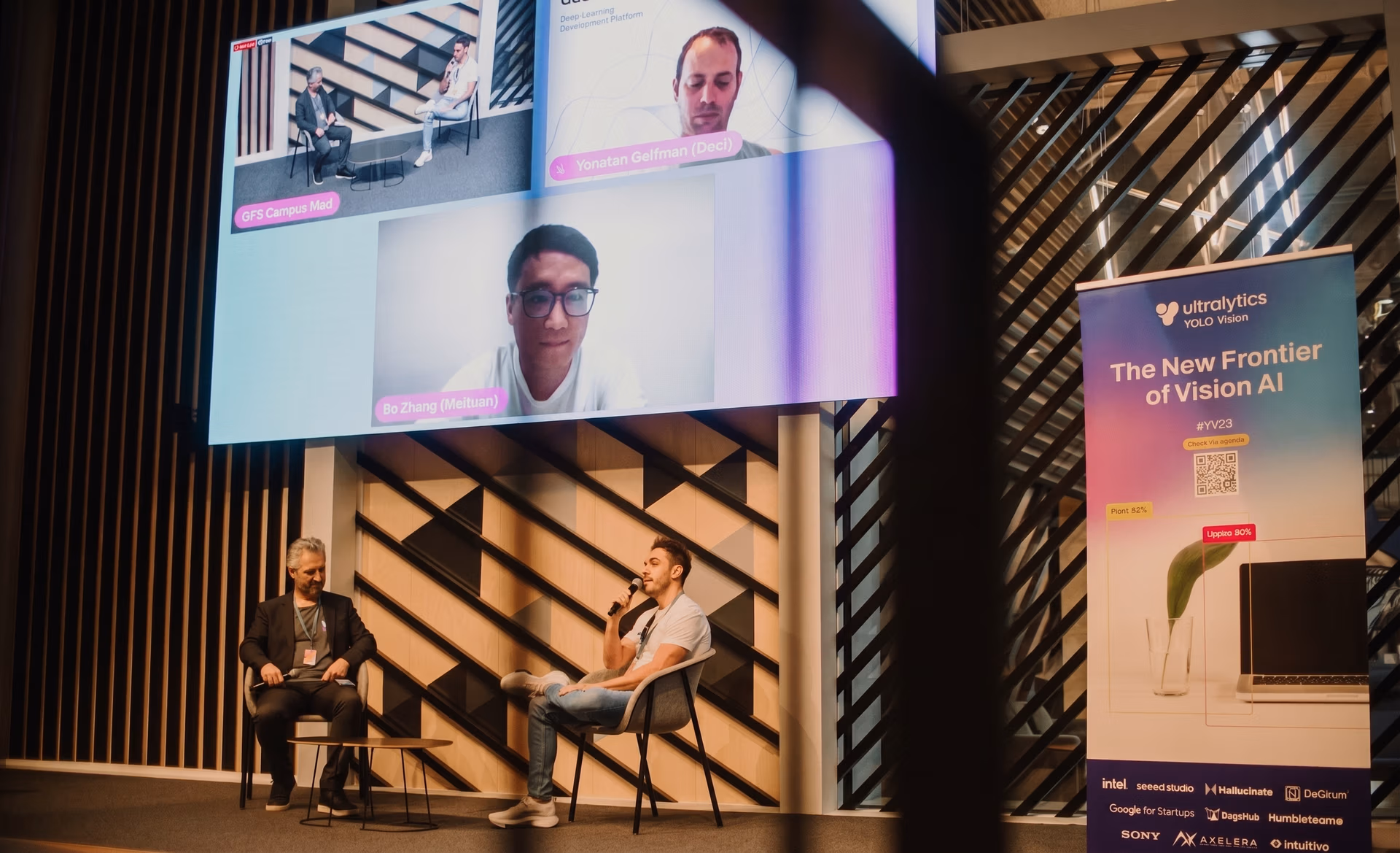 Oisin Lunny e Glenn Jocher sul palco a YOLO Vision 2023