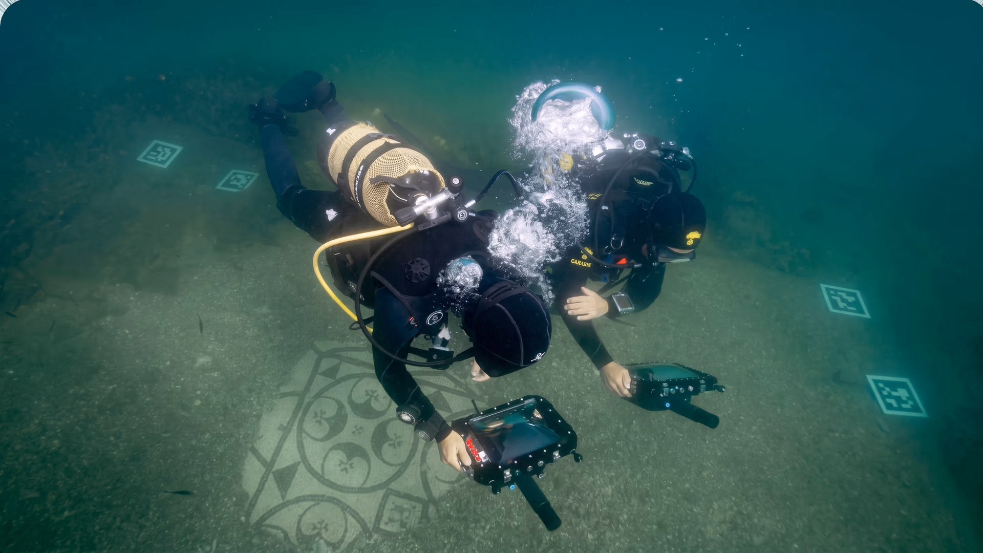 Buceadores explorando la ruina submarina en Baia, en Nápoles, Italia