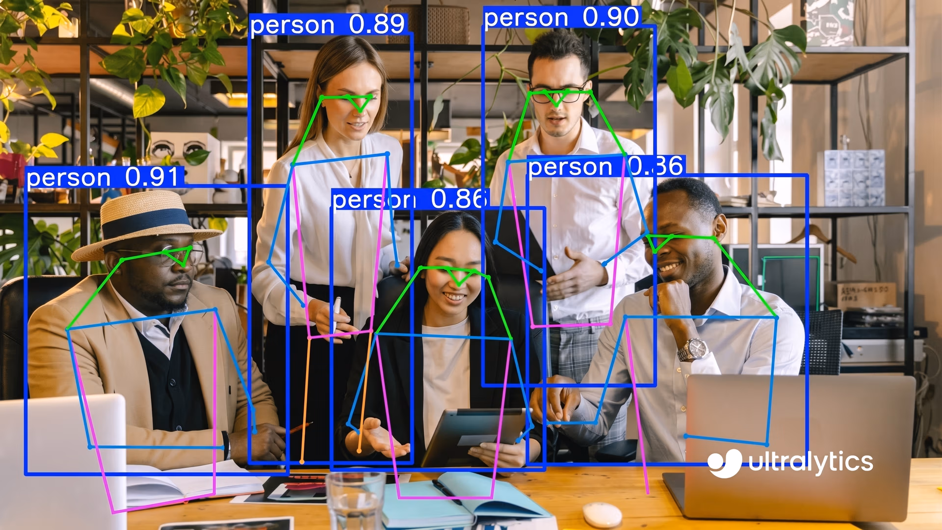 Un esempio di utilizzo di Ultralytics YOLO11 per la stima della posa in una folla