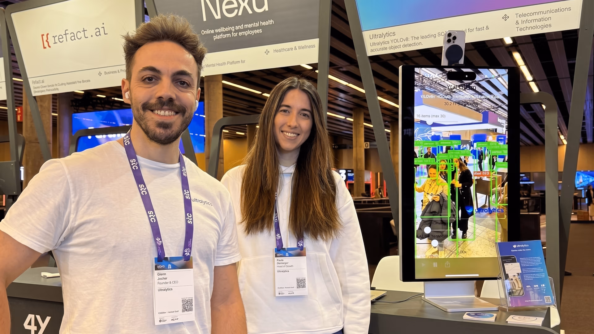 Glenn Jocher con Paula Derrenger, directora de crecimiento de Ultralytics