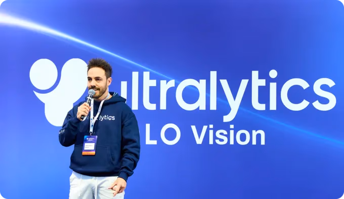 Glenn Jocher bei der Ankündigung von Ultralytics YOLO26 auf der Bühne der YOLO Vision 2025