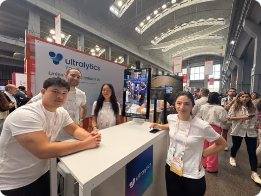 Đội ngũ Ultralytics tại Booth 45