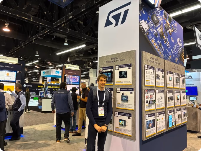Francesco Mattioli an der Edge AI Ecosystem Wall, Stand von STMicroelectronics