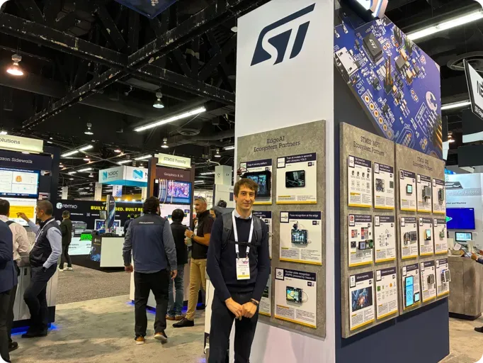 Francesco Mattioli no Edge AI Ecosystem Wall, estande da STMicroelectronics