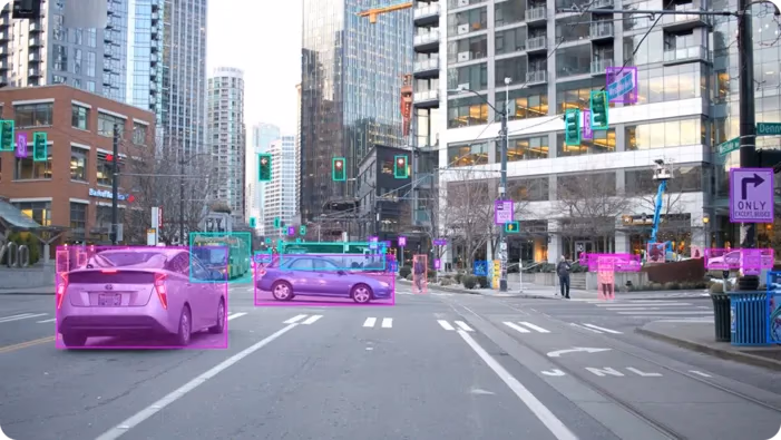 Voiture autonome utilisant la vision par ordinateur pour identifier les objets environnants