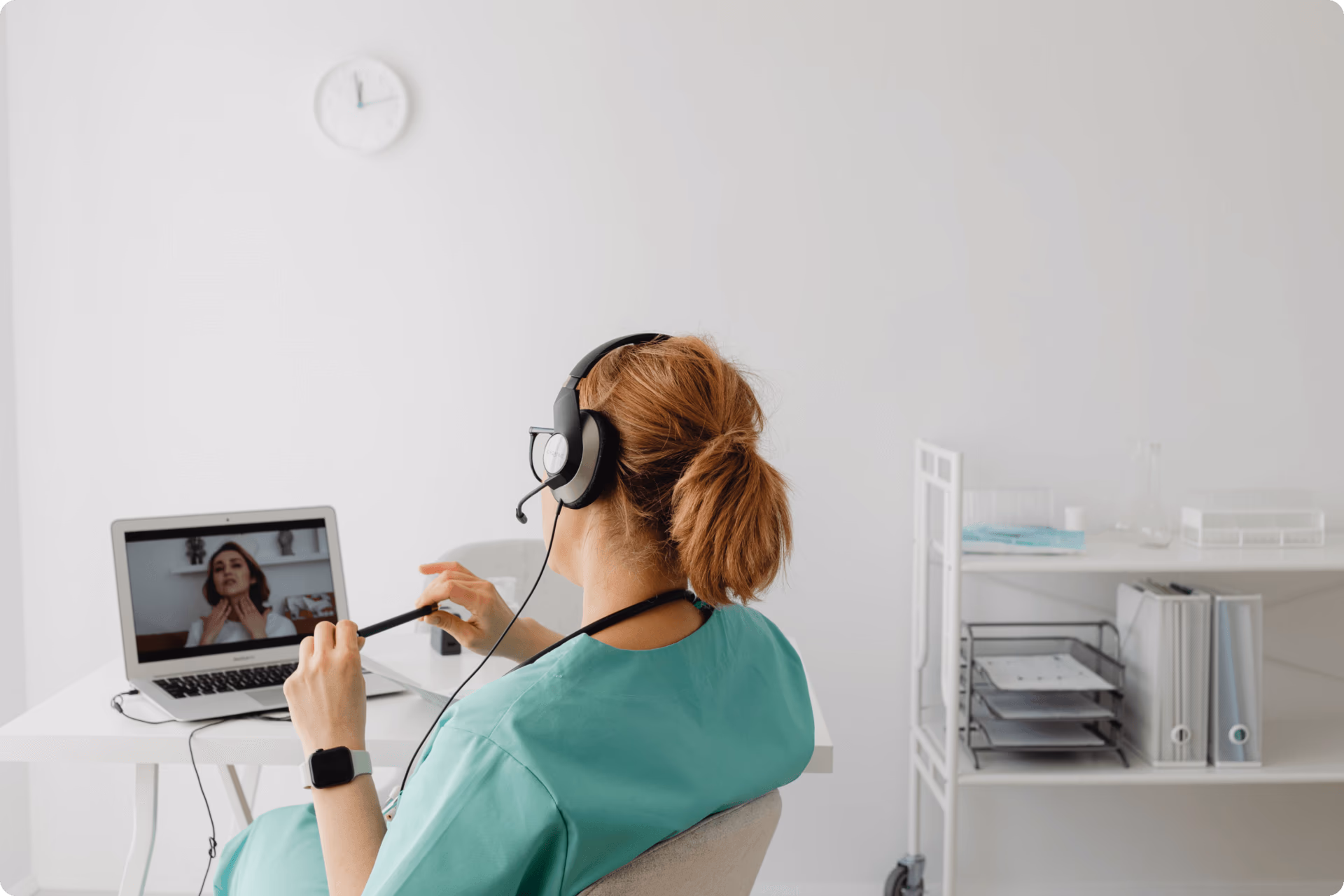 Ein Patient konsultiert einen Arzt per Videoanruf
