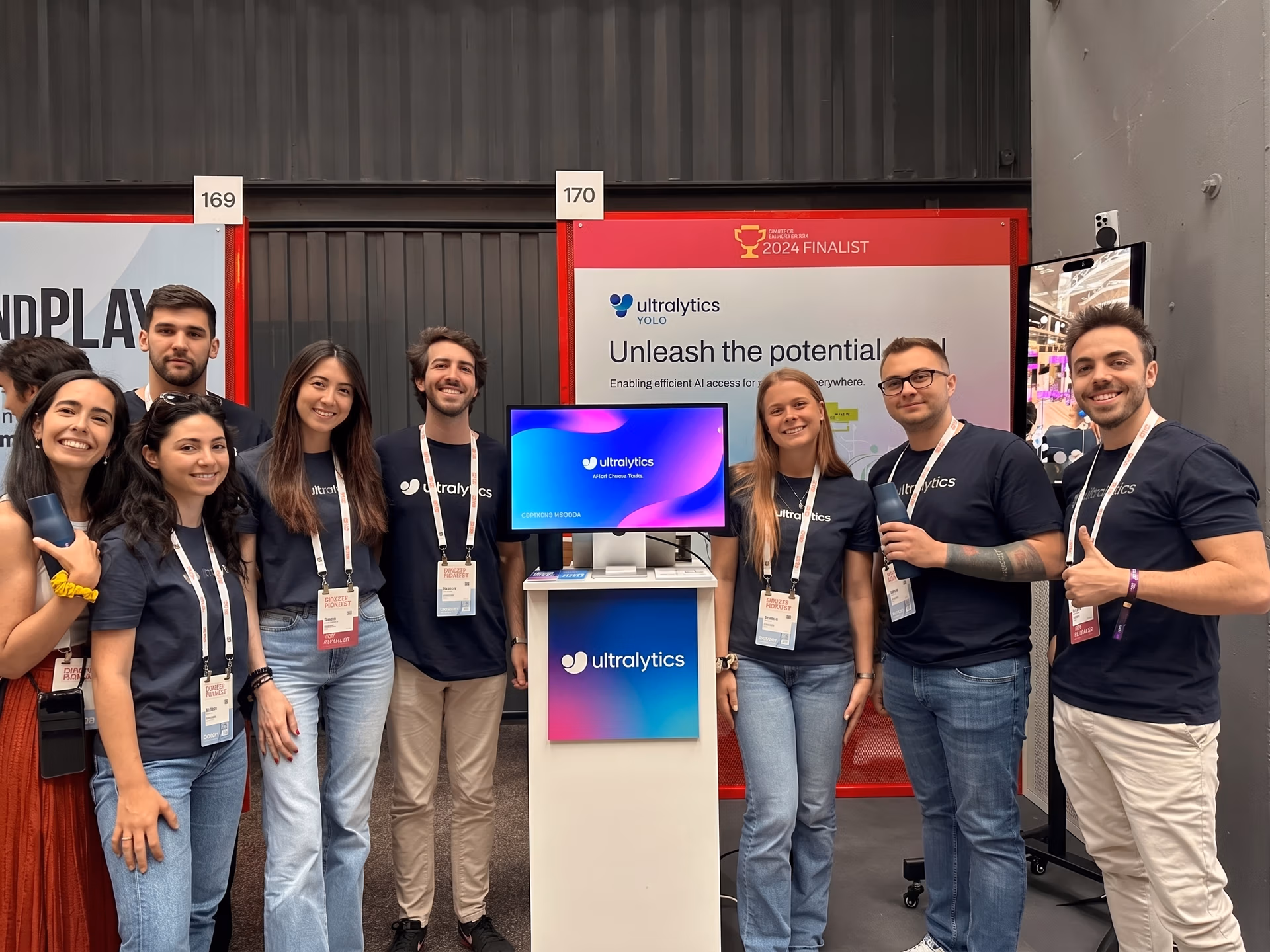 South Summit Madrid 2024 の展示ブースでの Ultralytics チーム