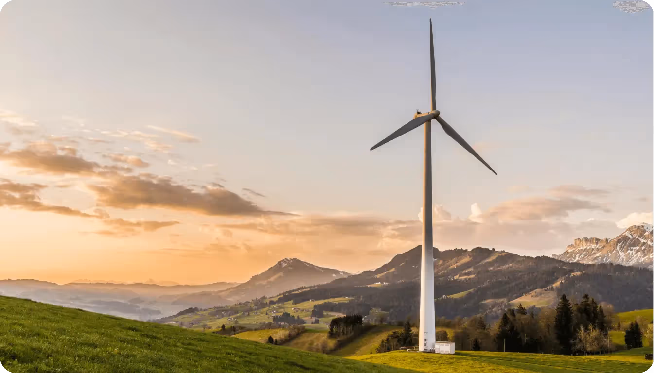 Fonti di energia rinnovabile tra cui solare, eolica e geotermica