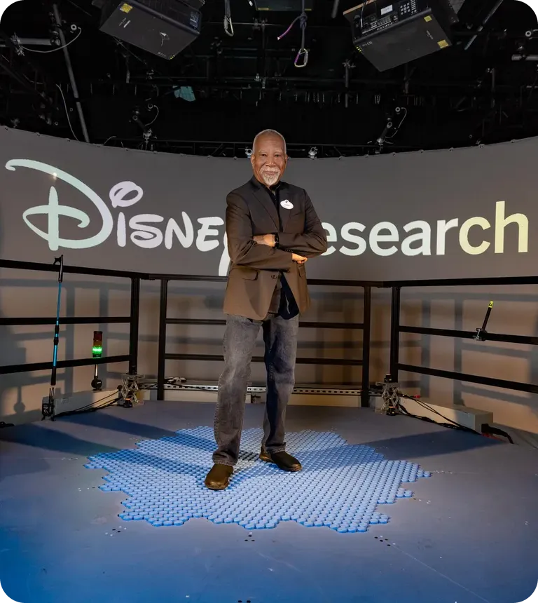 HoloTileフロアに立つディズニー・イマジニアのLanny Smoot氏