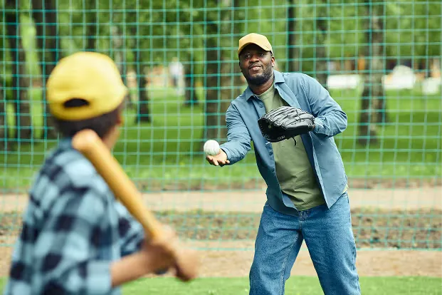 Vater und Sohn beim Baseball