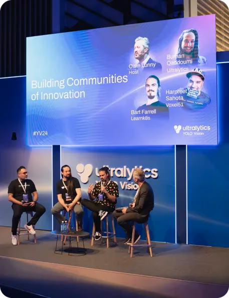 Panelisti che discutono le dinamiche della comunità open-source