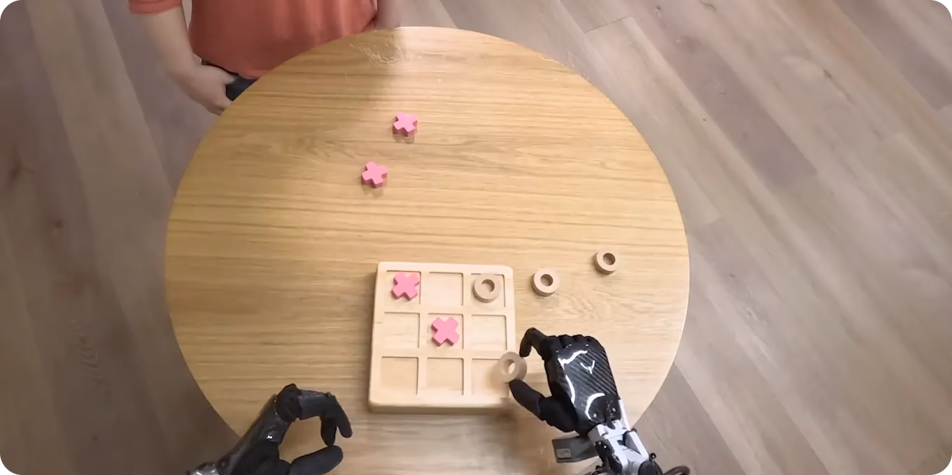 Un robot che gioca a tris usando la computer vision per leggere la scacchiera