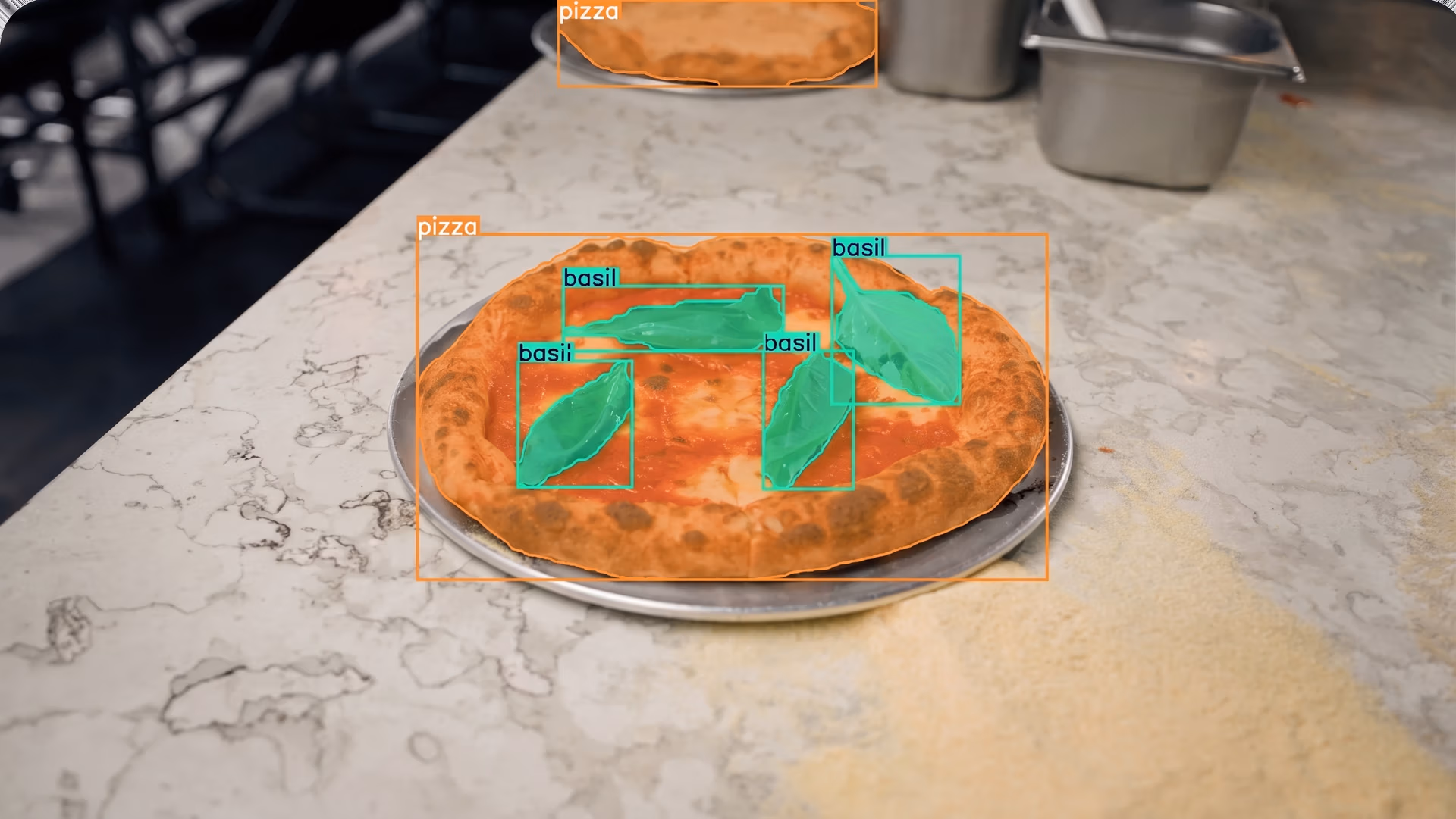 Utilizzo di Ultralytics YOLO26 per rilevare e segmentare una pizza e i suoi condimenti