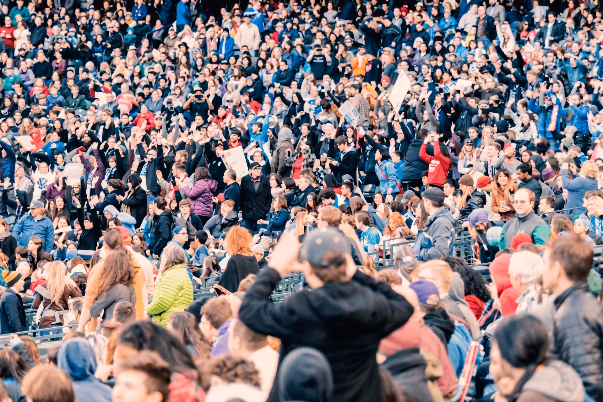 Folla in uno stadio che può essere difficile da gestire