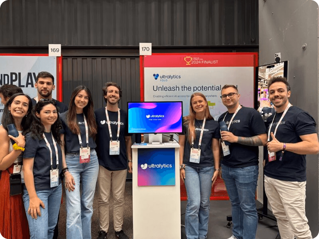 South Summit Madrid 2024の展示ブースに立つUltralyticsチーム