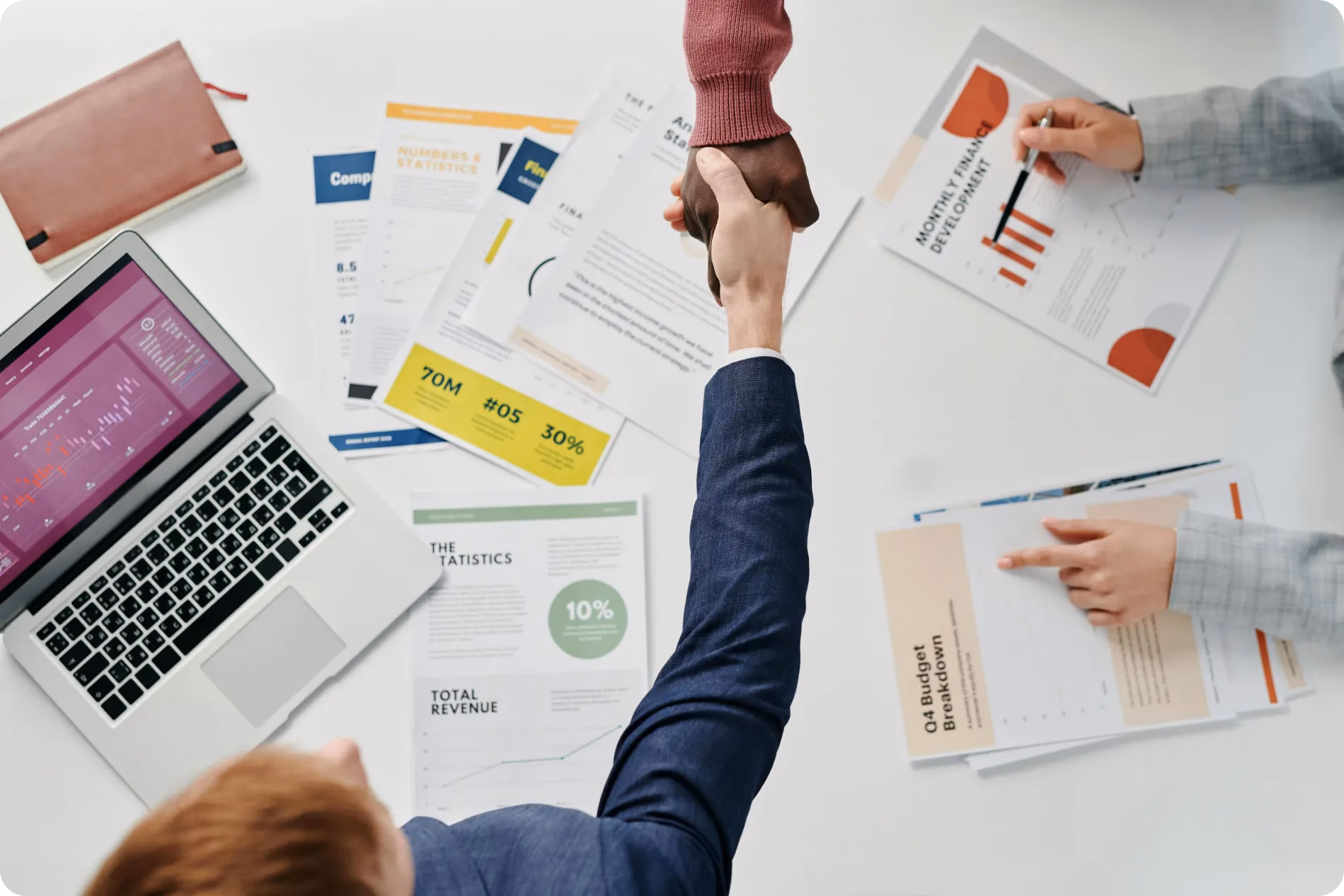 Équipe comptable examinant des rapports financiers