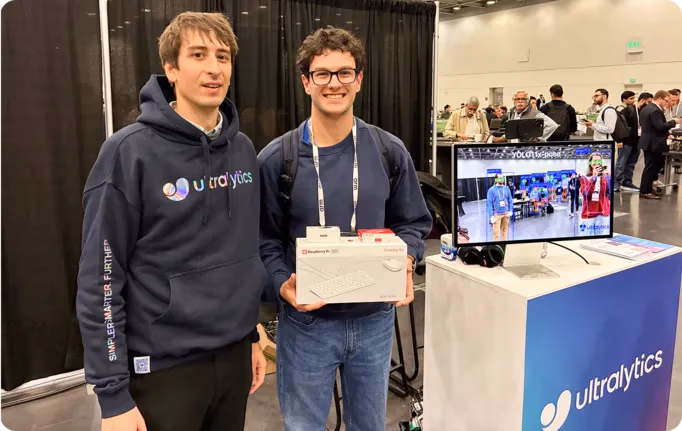 Francesco Mattioli mit dem Gewinner des ersten Ultralytics-Gewinnspiels