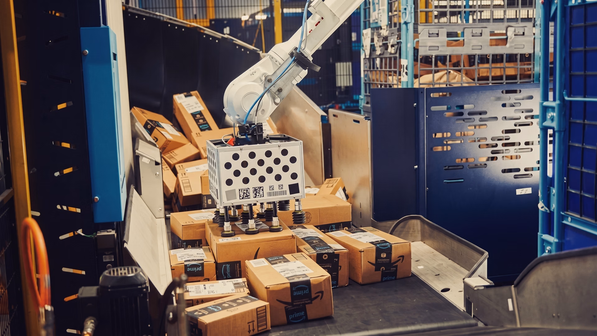 Cardinal lifting up packages precisely from a pile