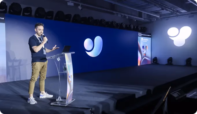 Glenn Jocher spricht auf der Bühne bei der YOLO Vision 2025 Shenzhen