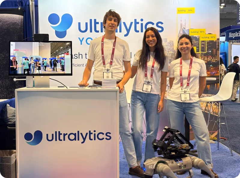 Intel Robodog zu Besuch beim Team an Stand 1512