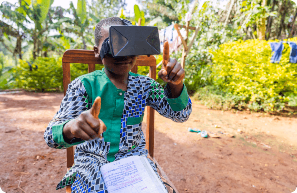 Un estudiante en una ubicación remota en África utilizando tecnología de RA para estudiar