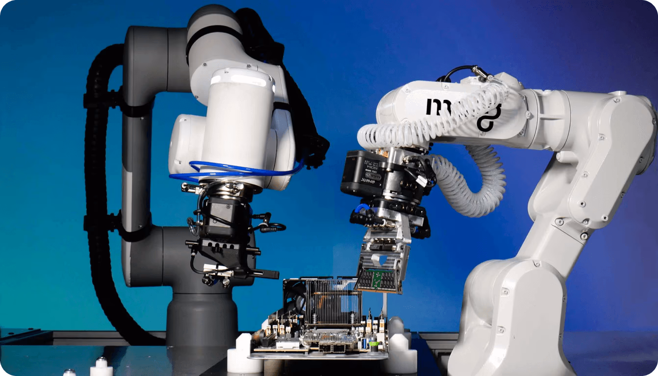 Des robots dans la micro-usine de Molg démontant des composants électroniques pour leur réutilisation