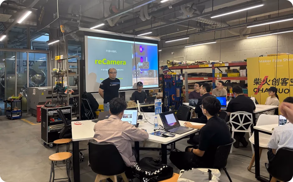 Jin Xu durante la presentazione al workshop reCamera