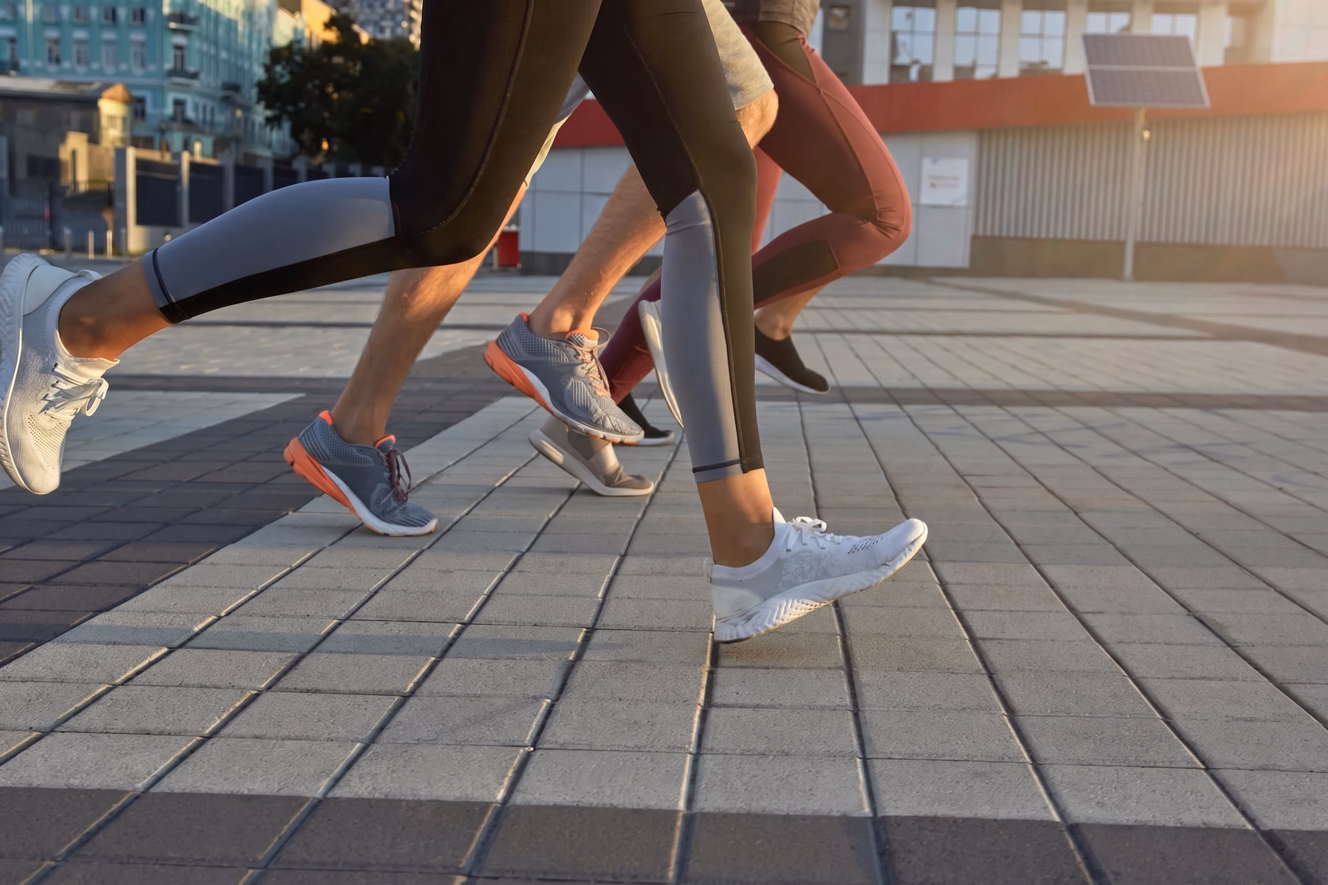 Estimation de pose analysant la technique d'un coureur avec YOLO11