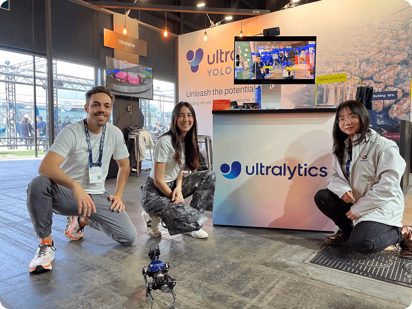 Sparky, il cane robot, in visita allo stand di Ultralytics per una dimostrazione