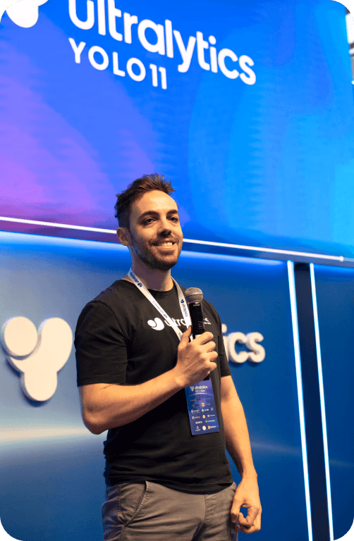 Glenn Jocher sul palco mentre annuncia YOLO11 a YOLO Vision 24
