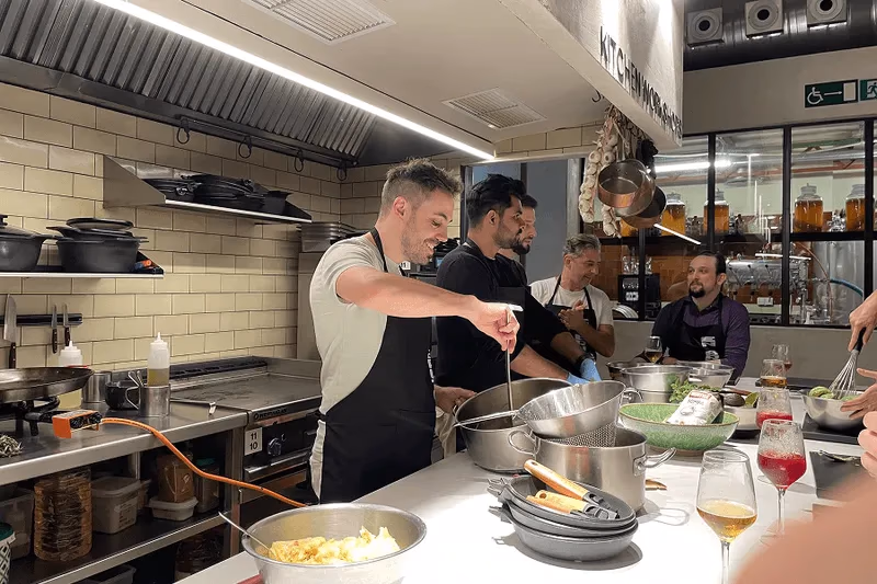 Equipo de Ultralytics cocinando