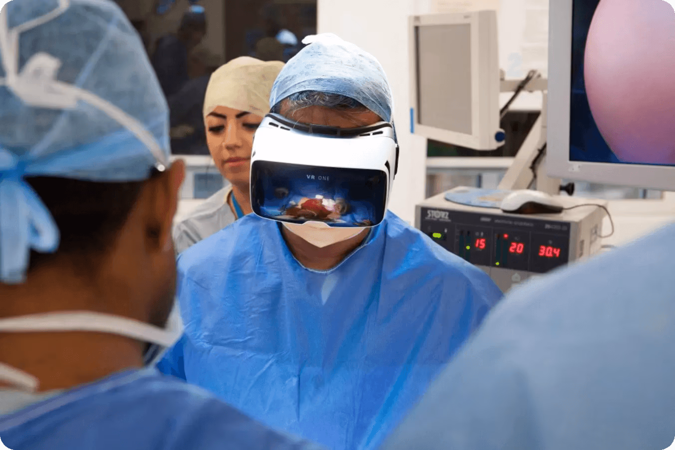 Un profesional médico utilizando unos auriculares de RA durante una cirugía