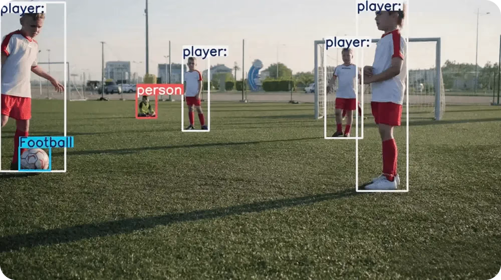 YOLO detectando jugadores en un campo de fútbol