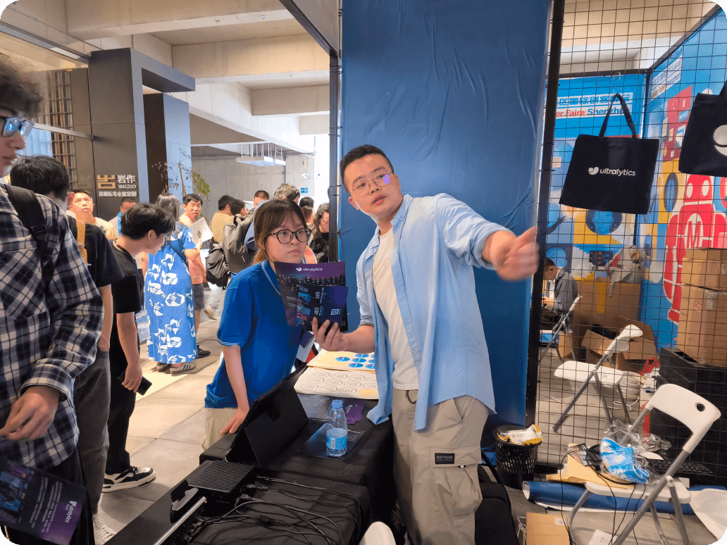 Der Ultralytics-Stand mit vielen begeisterten Besuchern