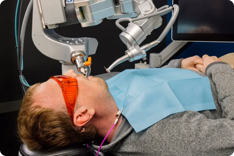 Un robot autónomo realizando una cirugía dental