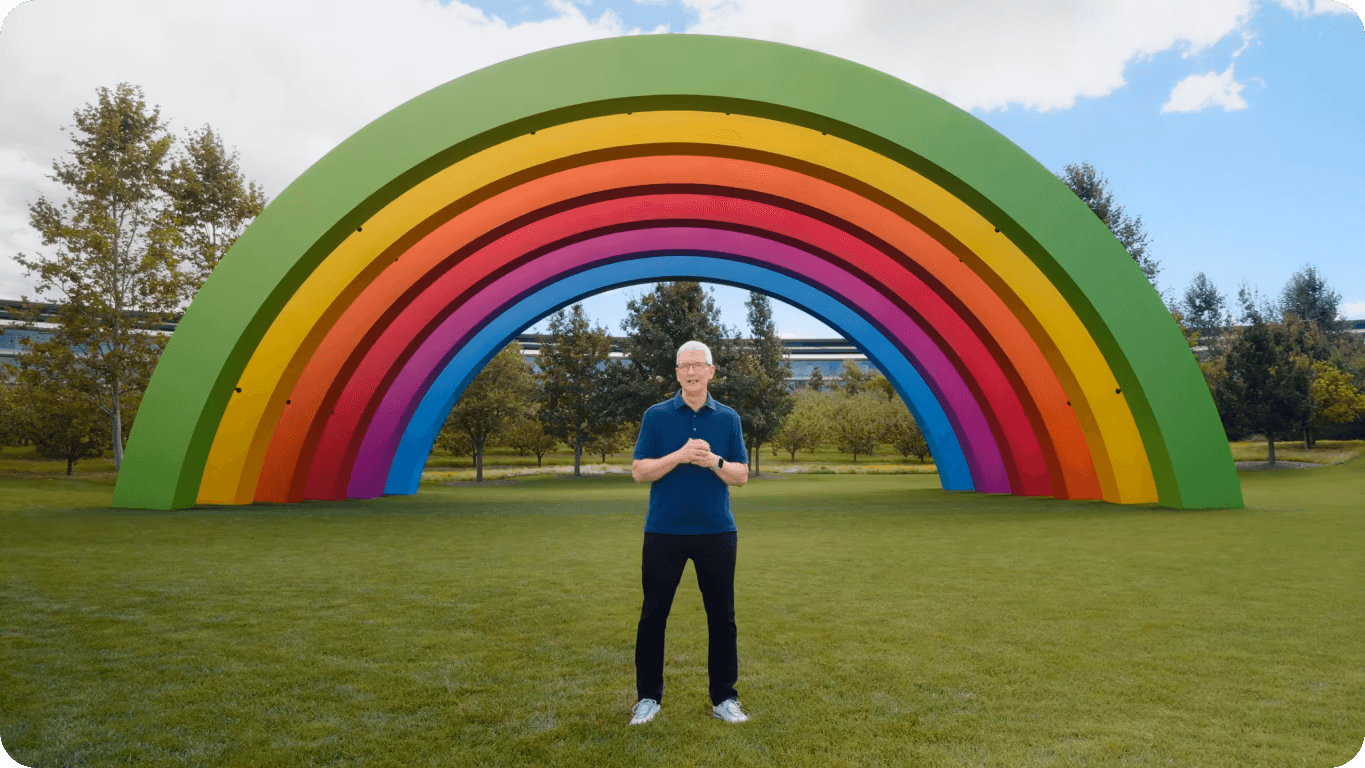 이벤트를 시작하며 Apple의 최신 혁신 기술을 소개하는 Tim Cook