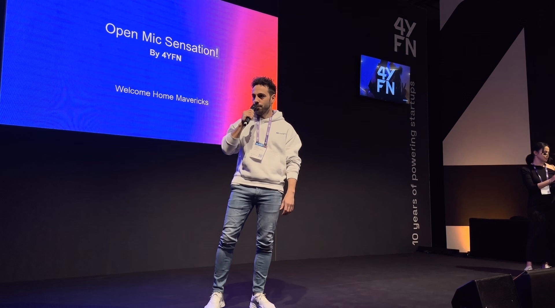 Glenn Jocher presentando en el escenario en el 4YFN 2024