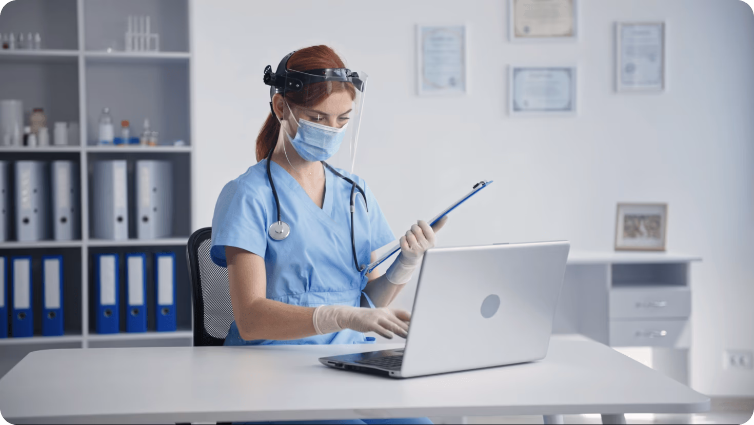Eine Krankenschwester nutzt Technologie bei ihrer täglichen Arbeit