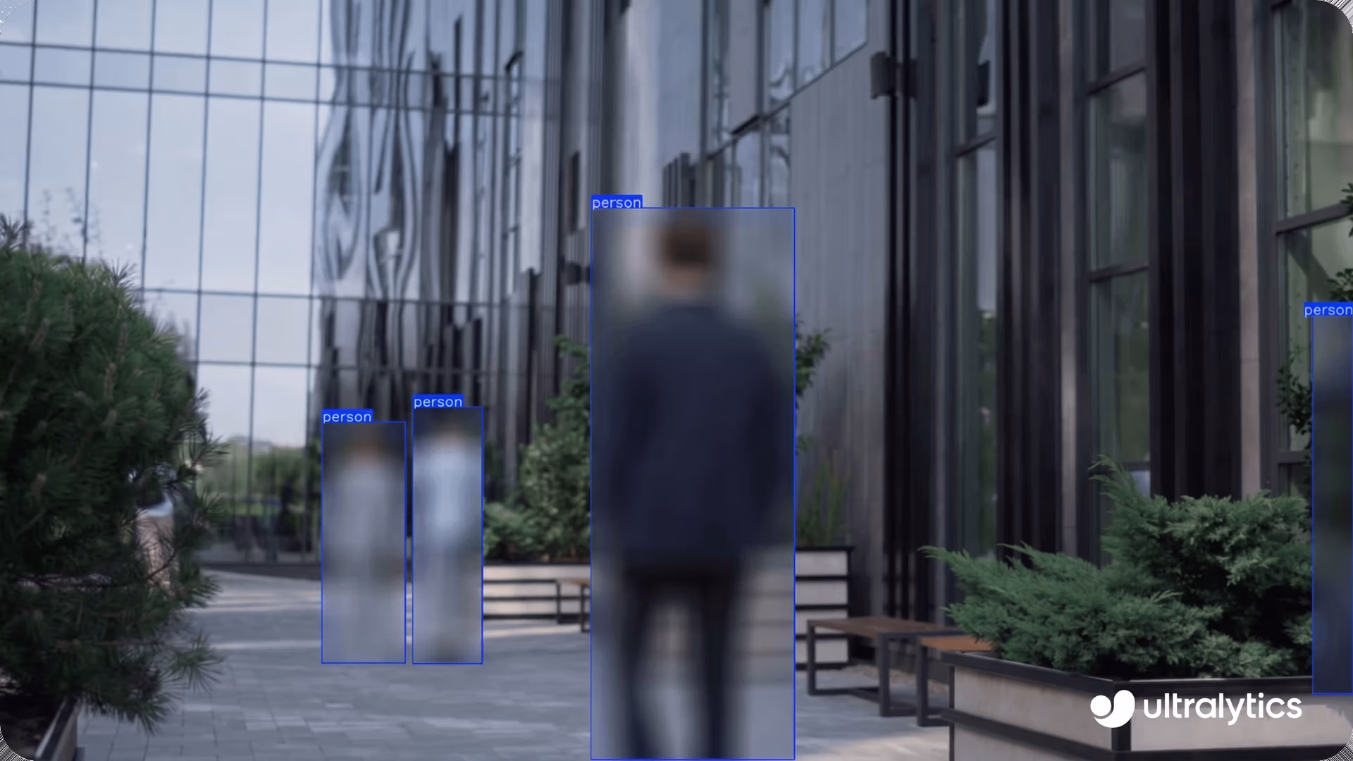 Floutage des employés dans les séquences de vidéosurveillance de bureau à l'aide d'Ultralytics YOLOv8