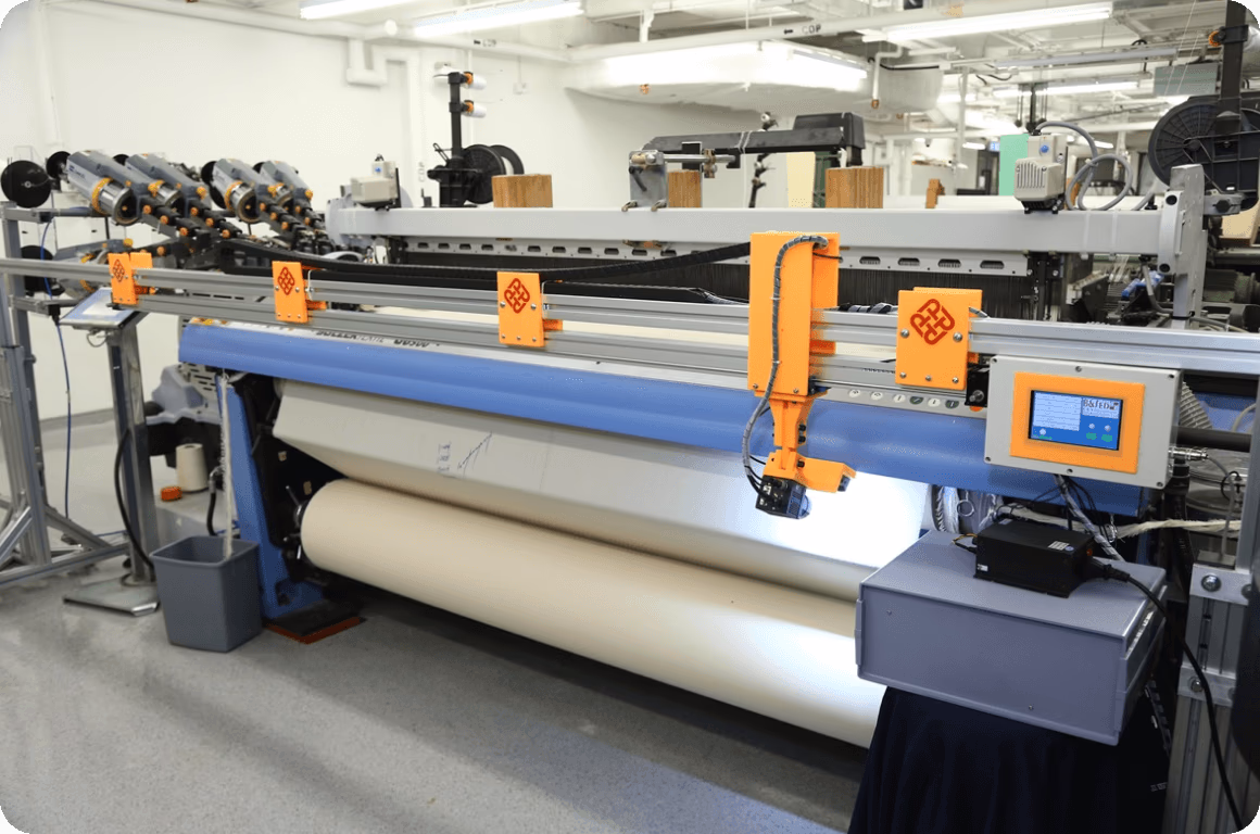 Une machine à tisser dotée d'une vision par ordinateur pour la détection des défauts de tissu