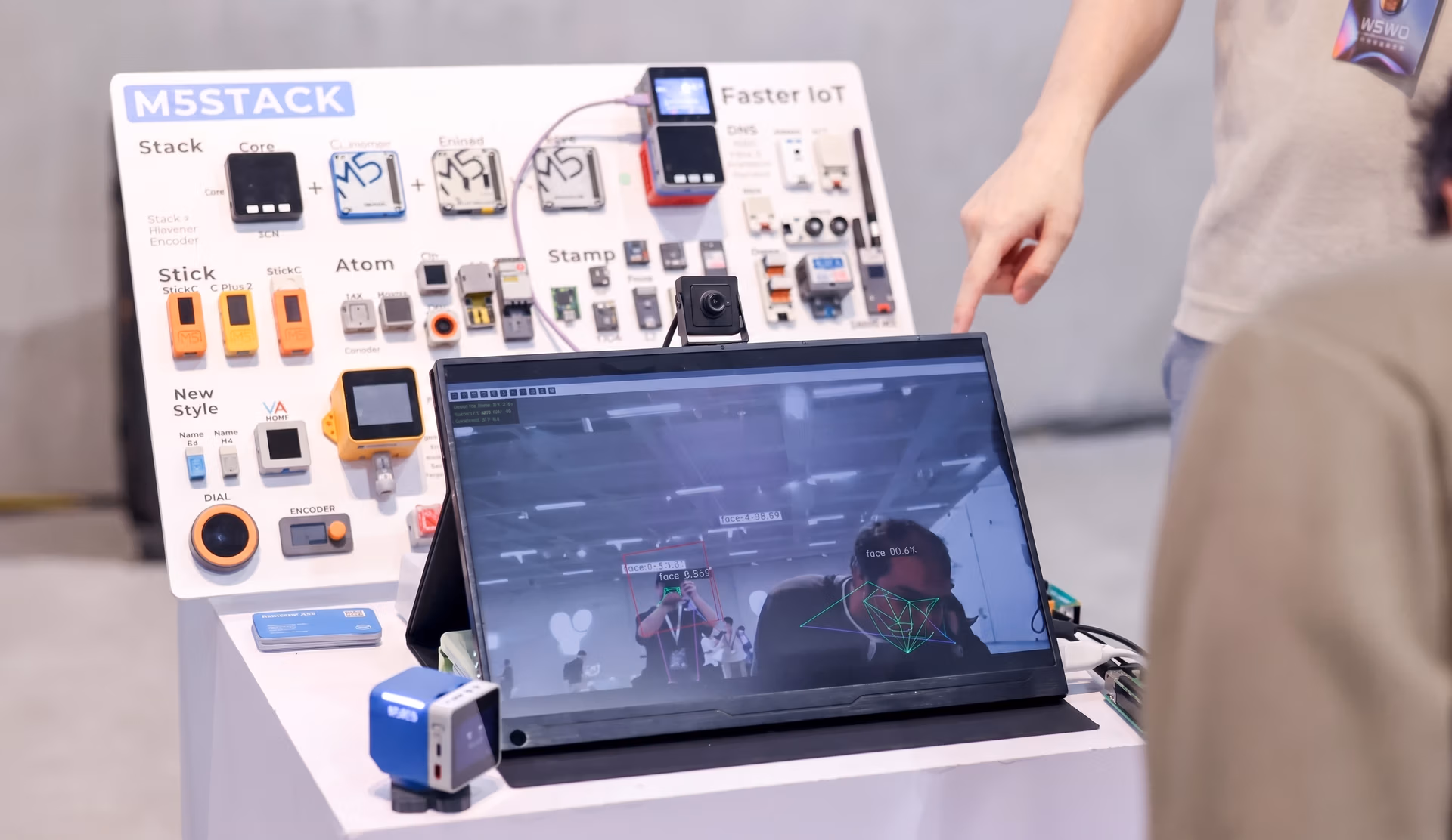 YV25 Shenzhen'deki M5Stack standına bir bakış