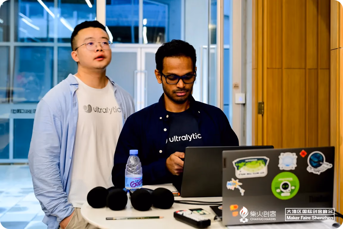 Jing Qiu und Lakshantha Dissanayake auf der Maker Faire Shenzhen