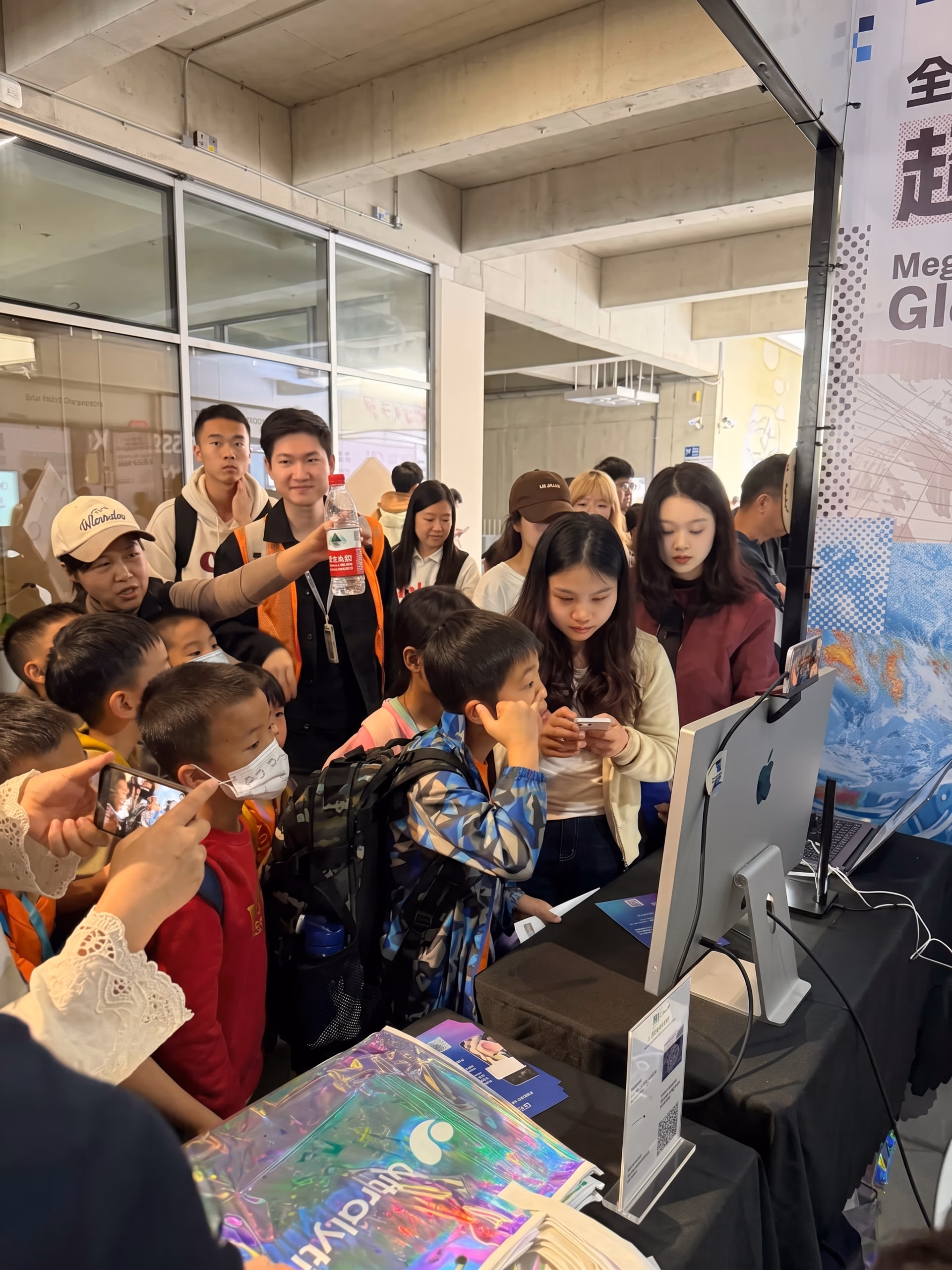 Giovani partecipanti che esplorano la visione AI allo stand di Ultralytics