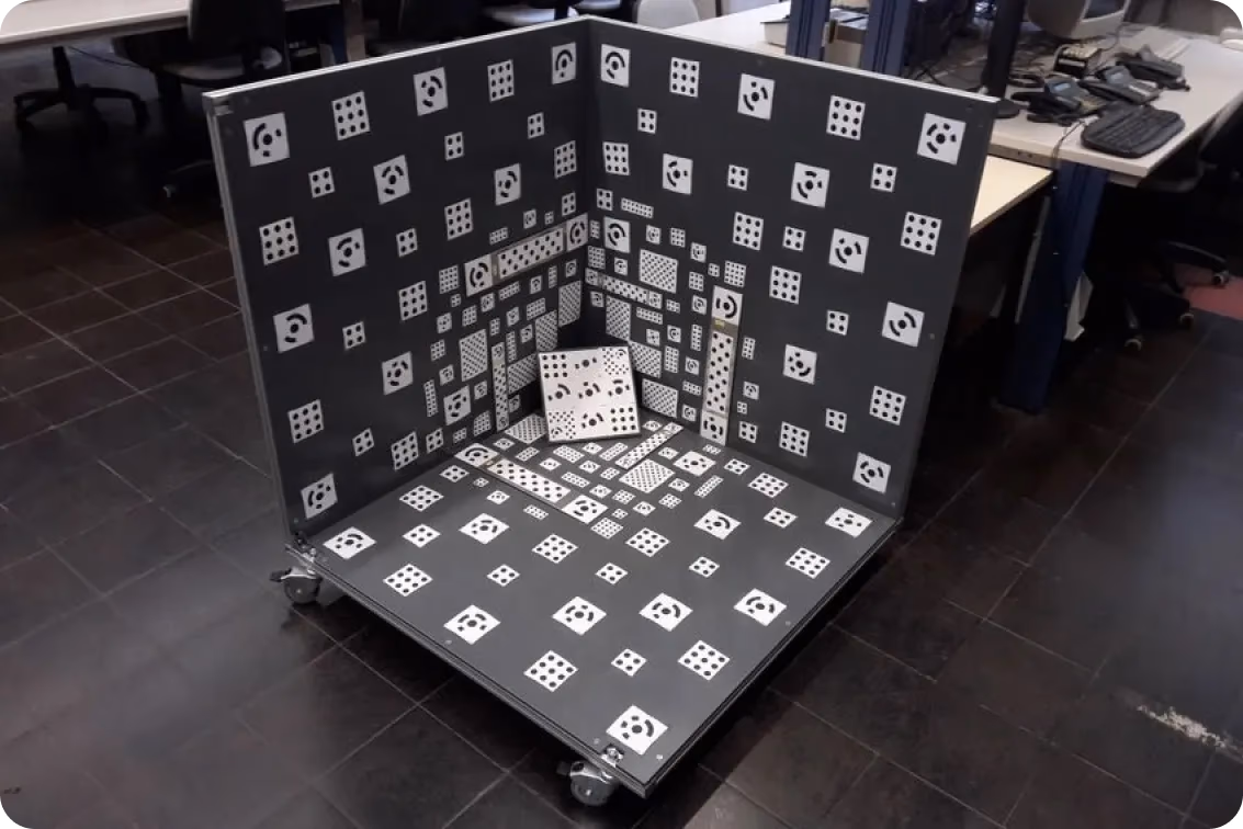 Uma configuração de calibração de câmera 3D usada para refinar medições espaciais