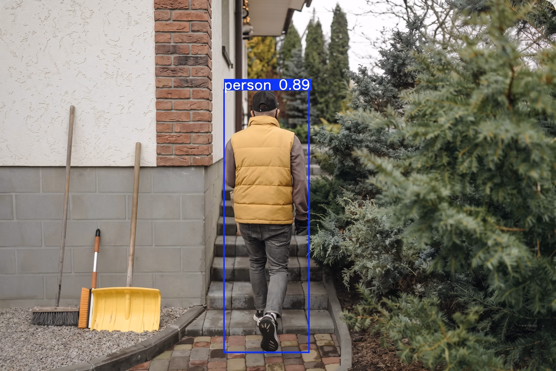 Detección de una persona en el patio trasero de una casa usando Ultralytics YOLO11